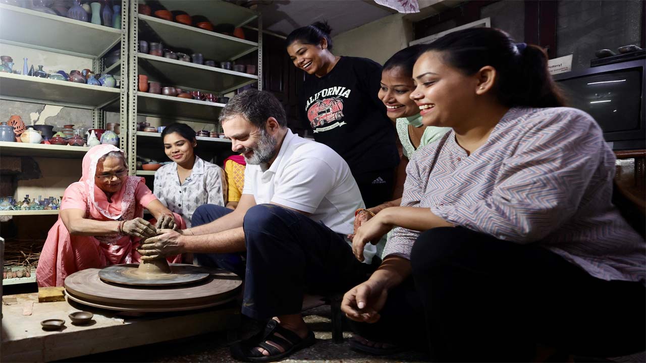 Rahul Gandhi: సామాన్య ప్రజలతో రాహుల్ దీపావళి వేడుకలు.. మేనల్లుడితో కలిసి ఏం చేశారంటే..!