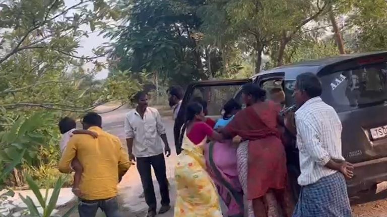 Rajanna Sircilla: బరితెగించిన కాంట్రాక్టర్‌.. కొడుకు డబ్బులు ఇవ్వలేదని తల్లిని తీసుకెళ్లి నిర్బంధం..