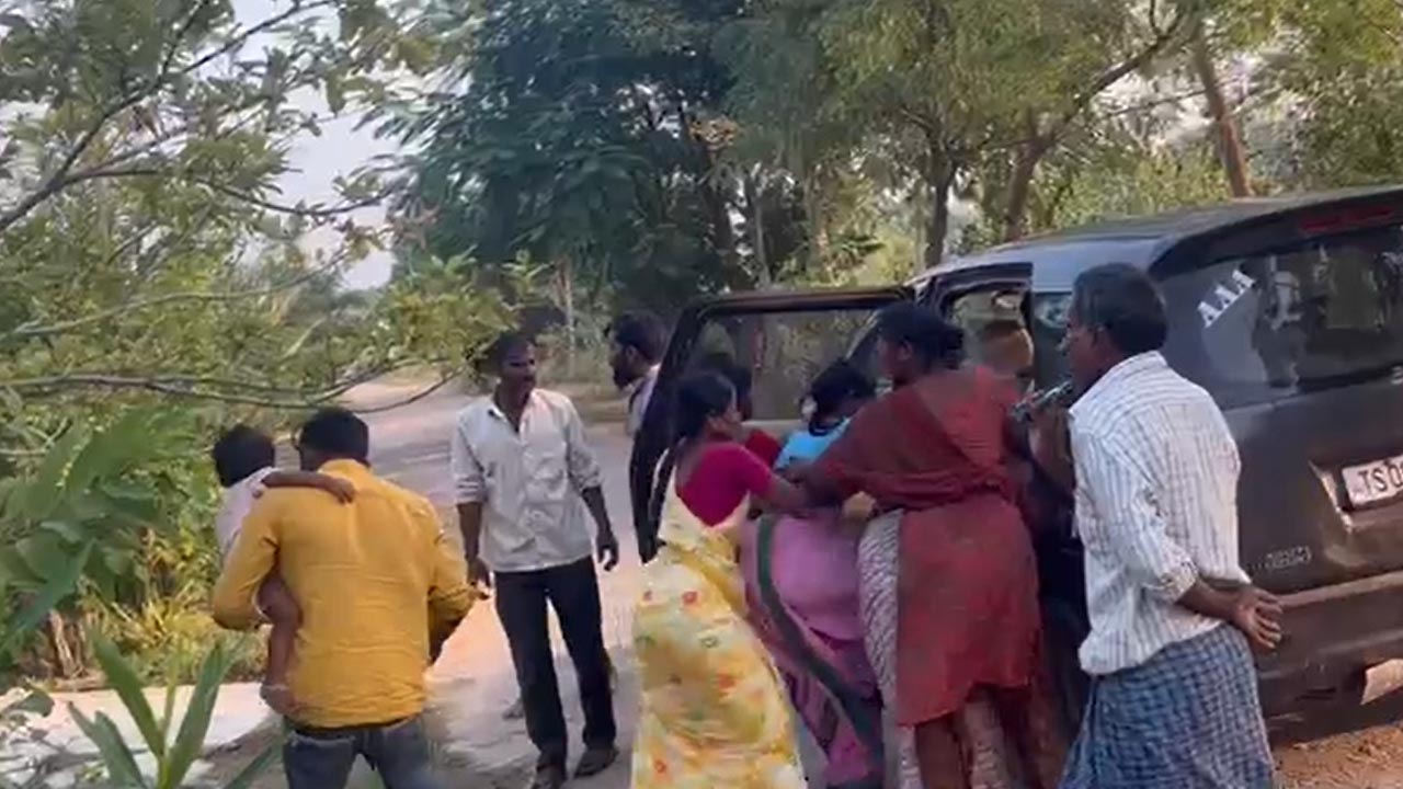 Rajanna Sircilla: బరితెగించిన కాంట్రాక్టర్‌.. కొడుకు డబ్బులు ఇవ్వలేదని తల్లిని తీసుకెళ్లి నిర్బంధం..