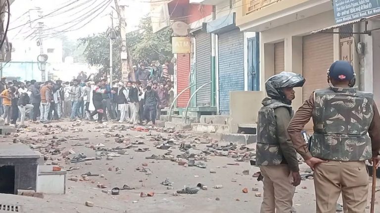 UP: సంభాల్ జామా మసీదు-హరిహర్ ఆలయ వివాదం.. రీ సర్వేకు వచ్చిన పోలీసులపై రాళ్ల దాడి..