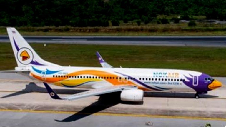 Shamshabad Airport: శంషాబాద్ ఎయిర్‌పోర్టులో బాంబు అలజడి.. విమానంలో 136 మంది ప్రయాణికులు..