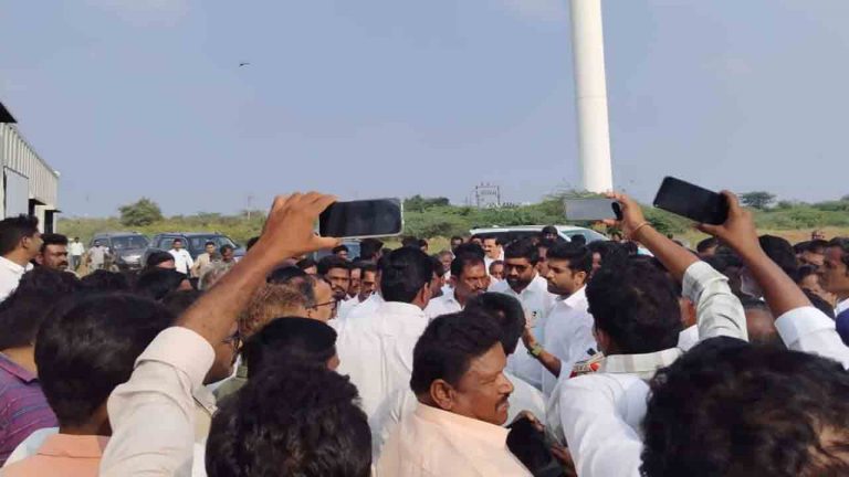 Solar Plant: సోలార్ పవర్ ప్లాంట్ పనులను అడ్డగించిన స్థానికులు