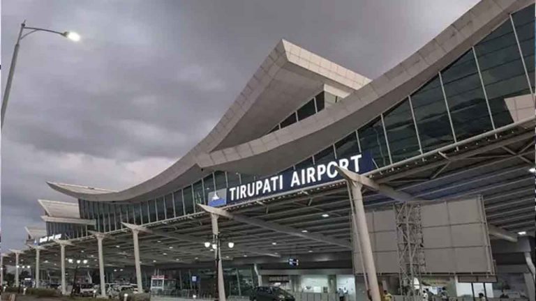 Tirupati: రేణిగుంట విమానాశ్రయంలో45 మంది ప్రయాణికుల నిరసన