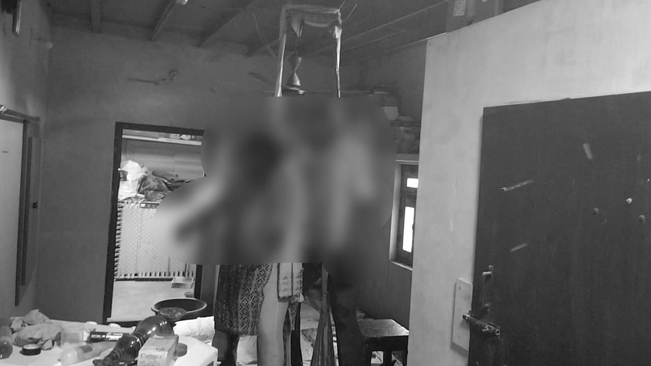 Tragedy: విషాదం.. 6 నెలల బాలుడితో పాటు ఉరేసుకుని దంపతులు ఆత్మహత్య