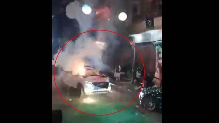 UP: వివాహ వేడుకలో నిర్లక్ష్యం.. టపాసులు పేలి పెళ్లి కారు దగ్ధం.. వీడియో వైరల్