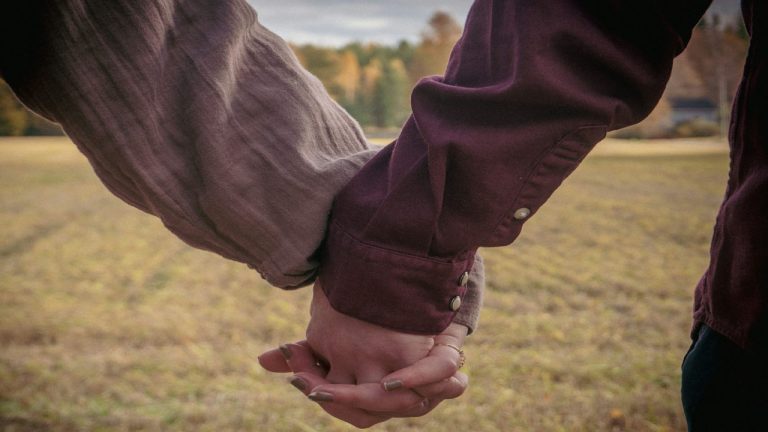 UP: కుటుంబీకులకు ఆహారంలో మత్తు మందు కలిపి.. పెళ్లయిన యువకుడితో అమ్మాయి జంప్