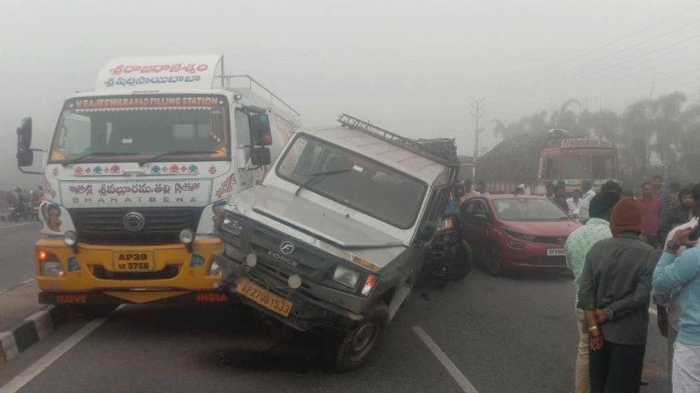 Winter: చలికాలంలో సొంత వాహనాల్లో ప్రయాణాలు చేస్తున్నారా? ఈ టిప్స్ పాటించండి..