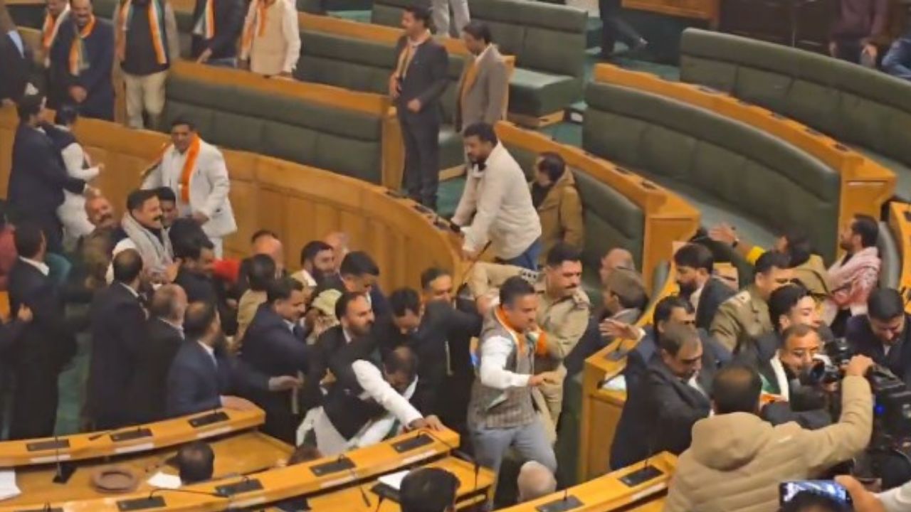 JK Assembly: ఆర్టికల్ 370 అంశంపై మళ్లీ గందరగోళం.. అసెంబ్లీలో ఎమ్మెల్యేల మధ్య తోపులాట