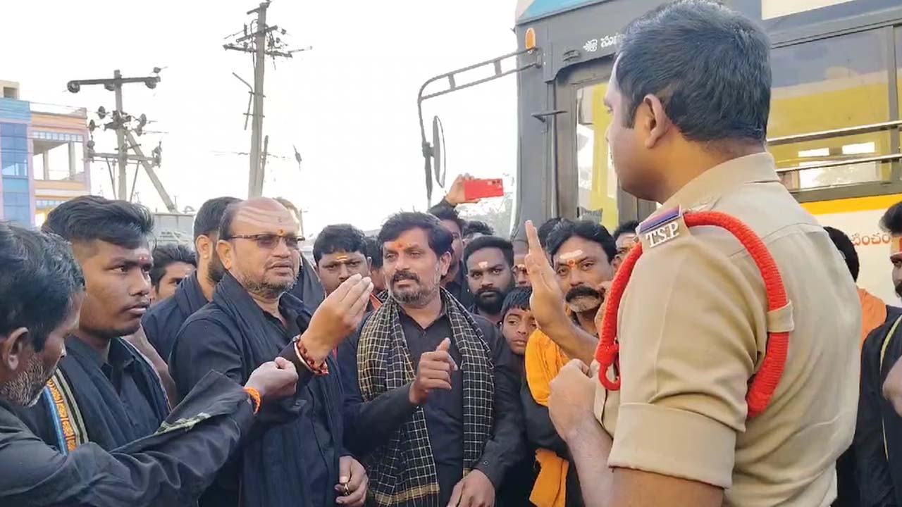 Mahabubabad: మాల ధరించిన వారికి డ్రంక్‌ అండ్‌ డ్రైవ్‌ టెస్ట్‌ చేస్తారా.. తొర్రూరులో స్వాముల ఆందోళన..