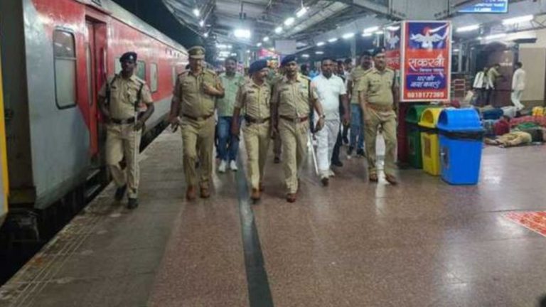 Bomb Threat: సంపర్క్ క్రాంతి రైలుకు బాంబు బెదిరింపు.. భయభ్రాంతులకు లోనైనా ప్రయాణికులు