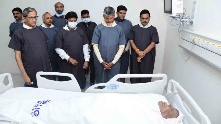 CM Chandrababu: తన తమ్ముడి పార్థివ దేహానికి నివాళులు అర్పించిన సీఎం చంద్రబాబు