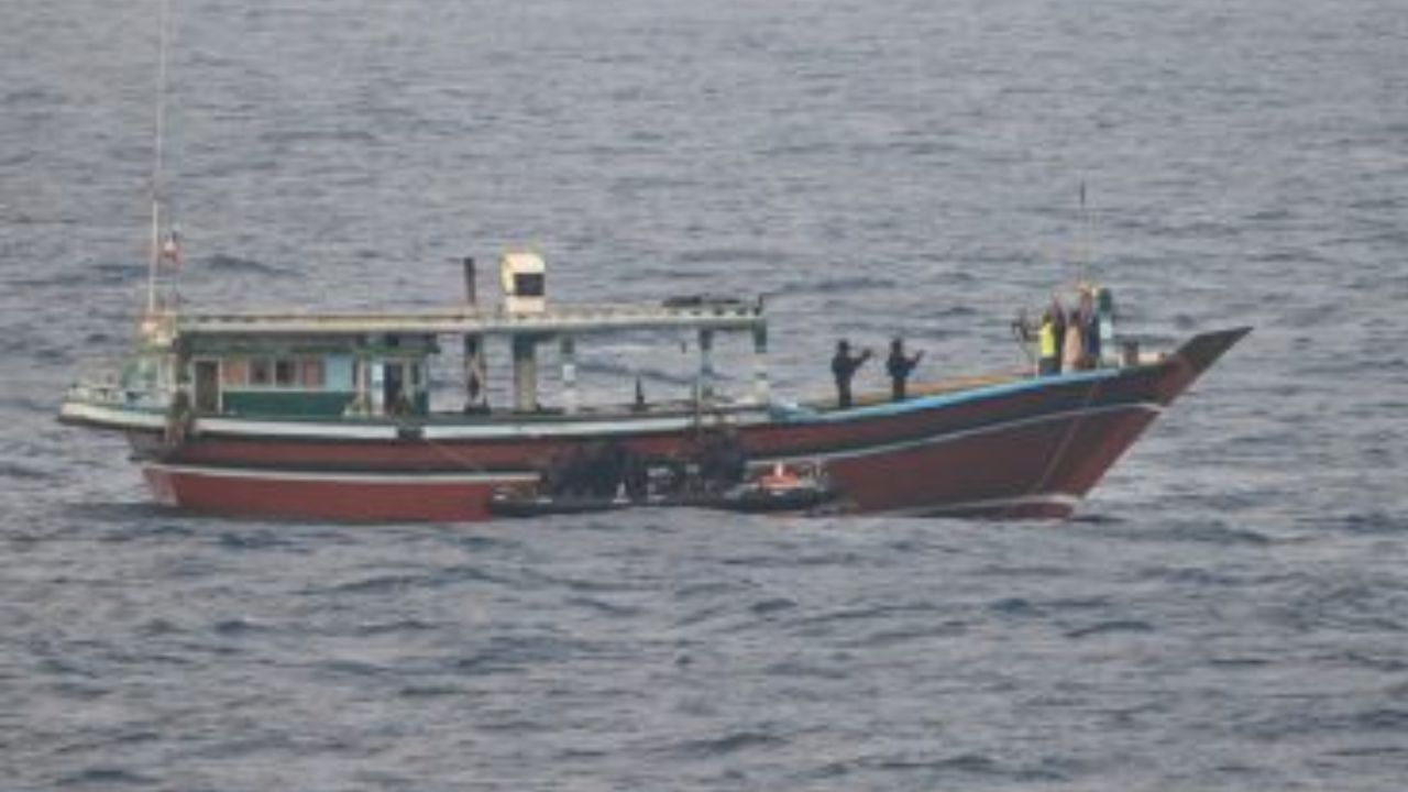 Collide Two Boats: నావికాదళ నౌకను ఢీకొన్న ఫిషింగ్ బోట్.. ఇద్దరు గల్లంతు..11 మంది సిబ్బంది సేఫ్