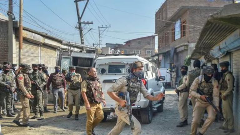 Encounter: సిఆర్‌పిఎఫ్ క్యాంపుపై దాడి.. 11 మంది ఉగ్రవాదులు హతం