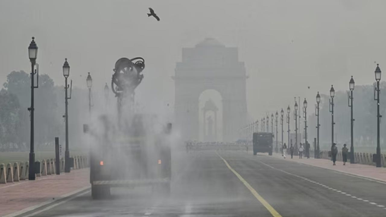 Delhi pollution: వరుసగా రెండోరోజూ ఢిల్లీని కమ్మేసిన పొగమంచు.. ఏక్యూఐ 428గా నమోదు..