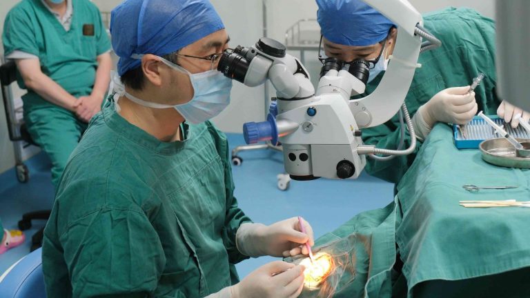 Eye Operation: ఎడమ కంటిలో సమస్య ఉంటే కుడి కంటికి ఆపరేషన్ చేసిన వైద్యులు.. చివరకి?