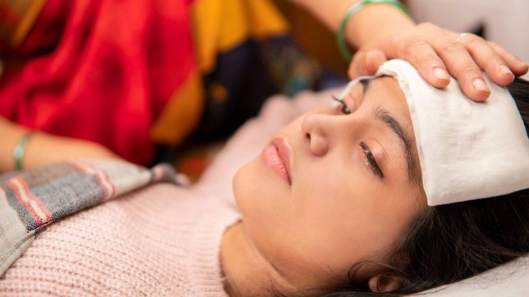 Home Remedies For Fever :  శీతాకాలంలో జ్వరంతో ఇబ్బంది పడుతున్నారా? ఇదిగో హోమ్ రెమెడీ