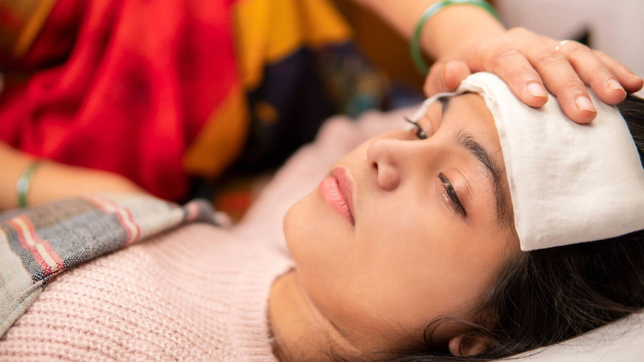 Home Remedies For Fever :  శీతాకాలంలో జ్వరంతో ఇబ్బంది పడుతున్నారా? ఇదిగో హోమ్ రెమెడీ