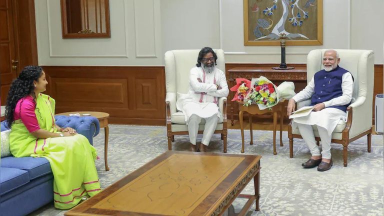 Hemant Soren: ప్రధాని మోడీతో హేమంత్ సోరెన్ దంపతుల భేటీ.. సీఎం ప్రమాణస్వీకారానికి రావాలని ఆహ్వానం..