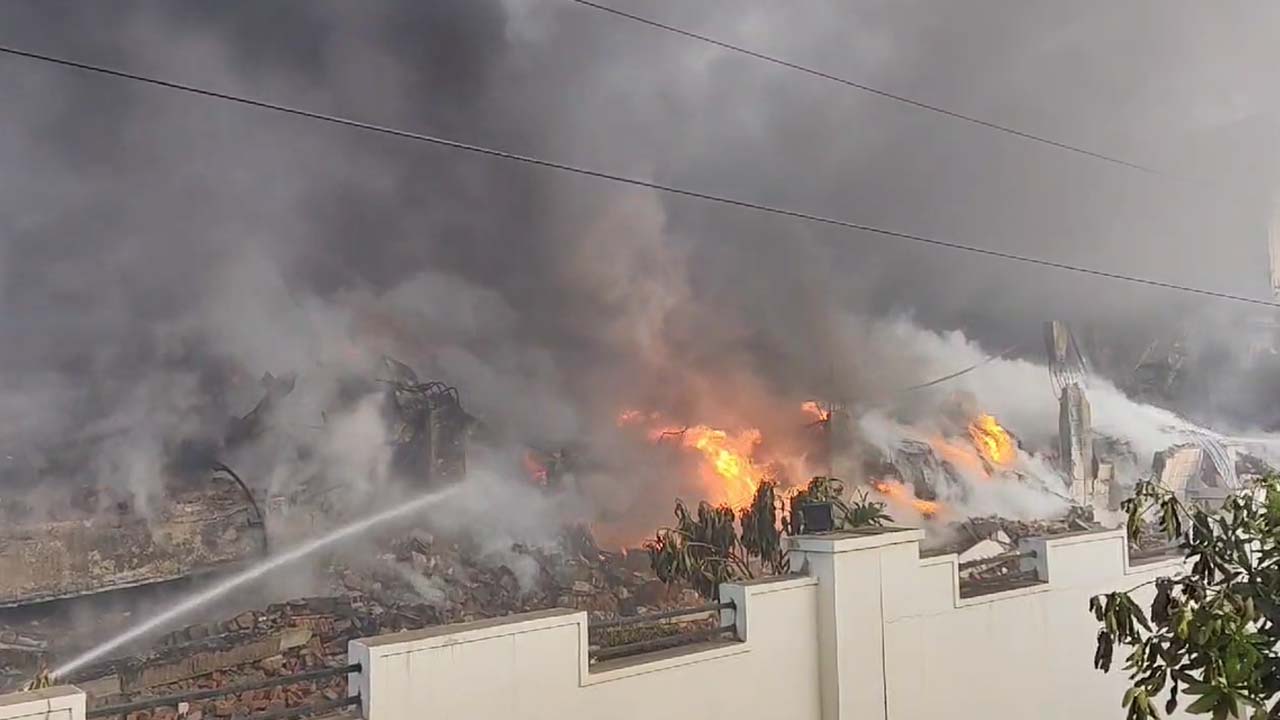 Fire Accident: జీడిమెట్ల అగ్నిప్రమాద ఘటన.. ఇంకా అదుపులోకి రాని మంటలు..
