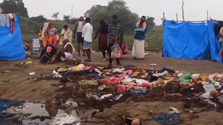 Kaleshwaram: కంపులో కాళేశ్వరం గోదావరి తీరం.. దుర్గంధంతో భక్తులు ఇబ్బందులు..