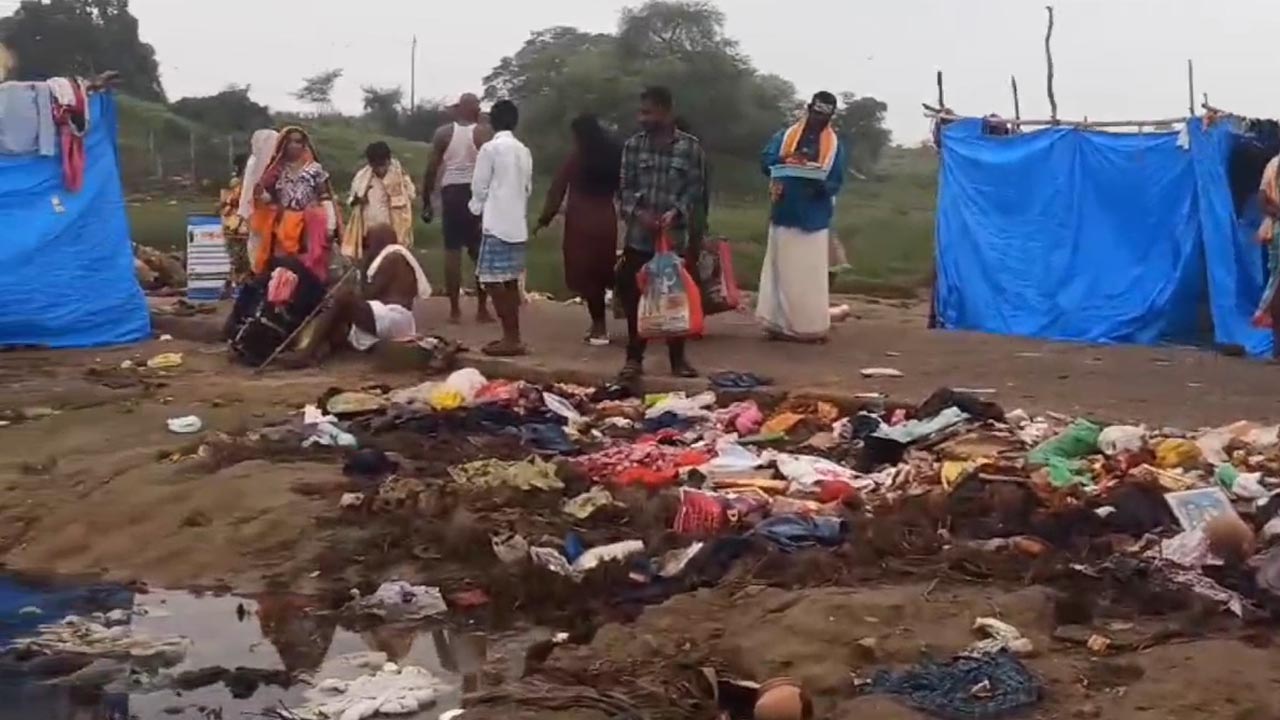 Kaleshwaram: కంపులో కాళేశ్వరం గోదావరి తీరం.. దుర్గంధంతో భక్తులు ఇబ్బందులు..