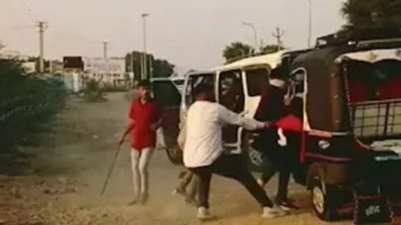 Women Kidnap On Road: పట్టపగలు మహిళ కిడ్నాప్.. ఆటోలో నుంచి ఈడ్చుకెళ్లి కారులోకి (వీడియో)