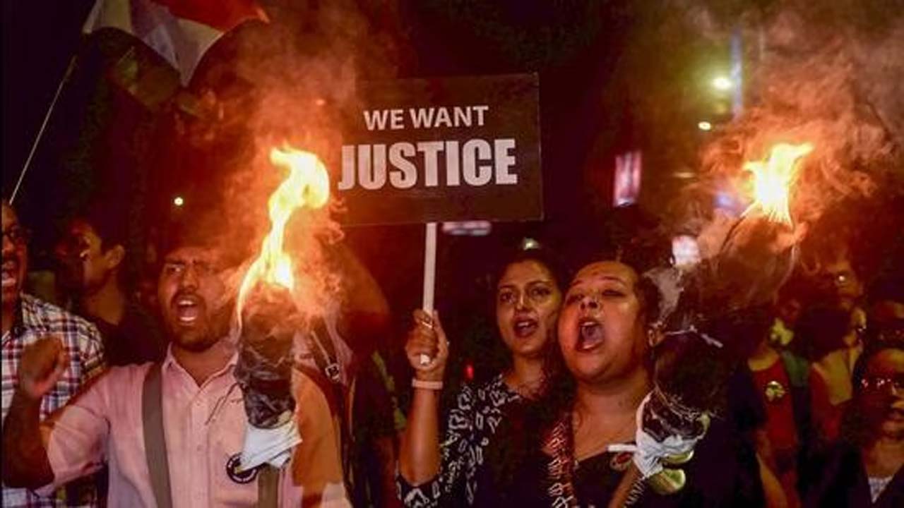 Kolkata Doctor Case: సుప్రీంకోర్టు కీలక ఆదేశాలు.. వైద్యురాలి కేసు బదిలీకి నిరాకరణ