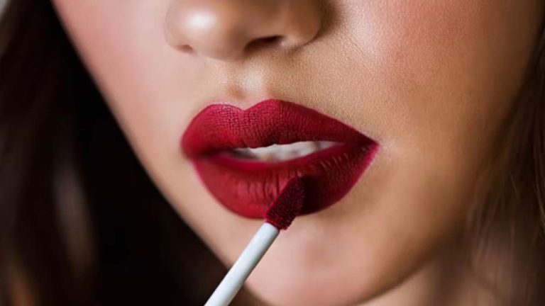 Lipstick: లిప్‌స్టిక్‌ రాస్తున్నారా? ఈ విషయం తెలిస్తే అస్సలు టచ్‌ చేయరు..