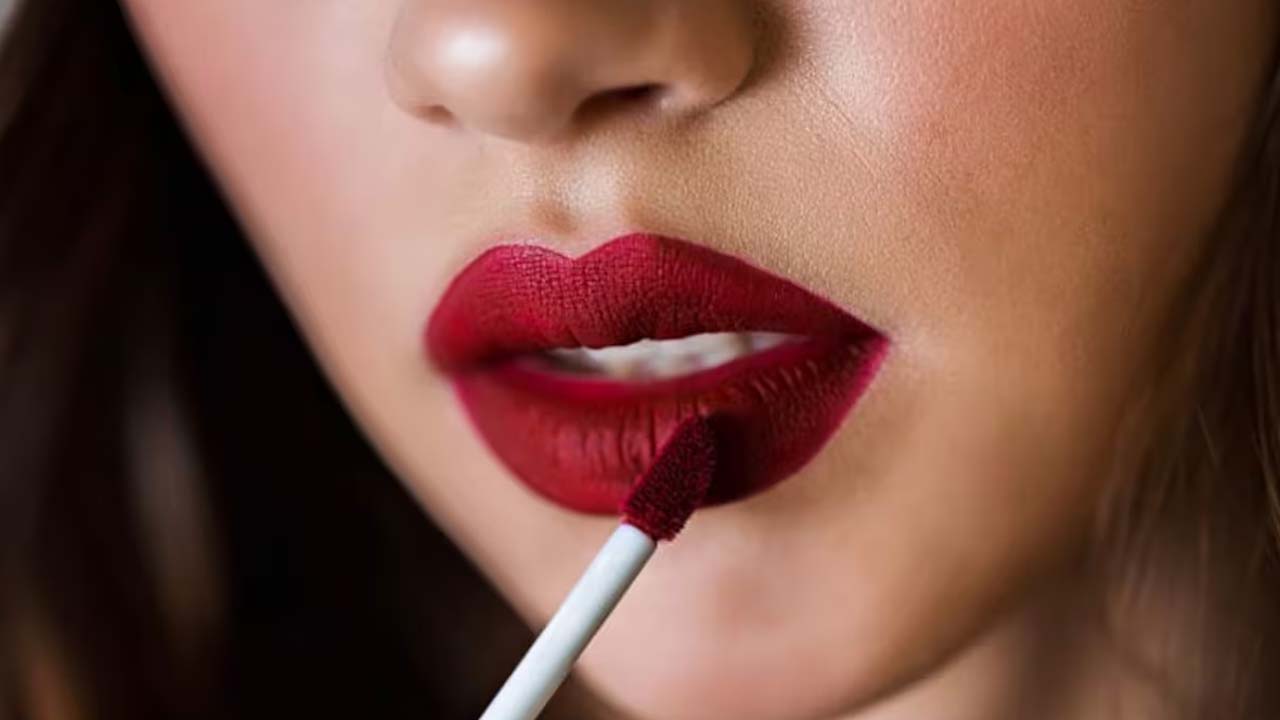 Lipstick: లిప్‌స్టిక్‌ రాస్తున్నారా? ఈ విషయం తెలిస్తే అస్సలు టచ్‌ చేయరు..