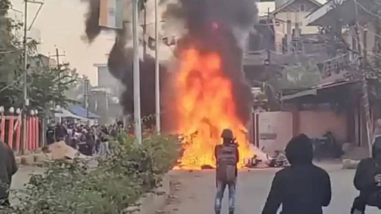 Manipur Violence: ఆరుగురి హత్యతో మణిపూర్‌లో హింస.. 7 జిల్లాల్లో ఇంటర్నెట్ బంద్..