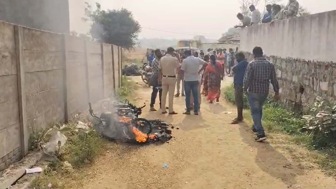 Medak: ఈఎంఐ కట్టమంటే బైక్‌ కి నిప్పుపెట్టిన యువకుడు..