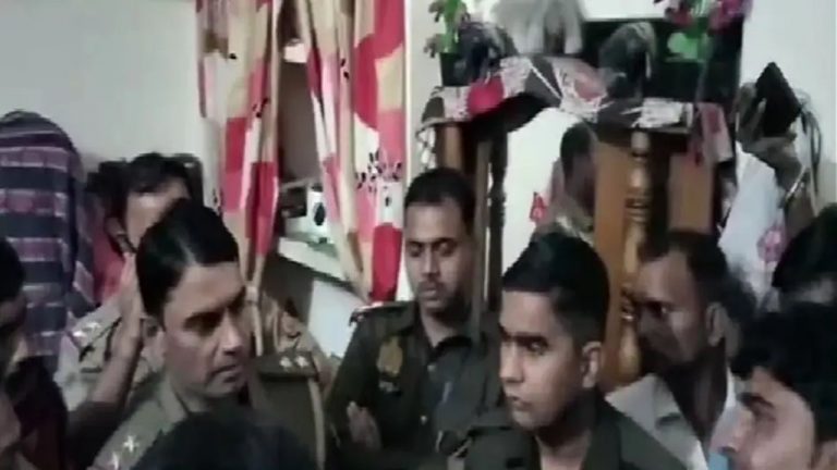 UP: లంచం డిమాండ్ చేసిన ఇన్‌స్పెక్టర్లు.. వారిని బంధించి చితక బాదిన గ్రామస్థులు (వీడియో)