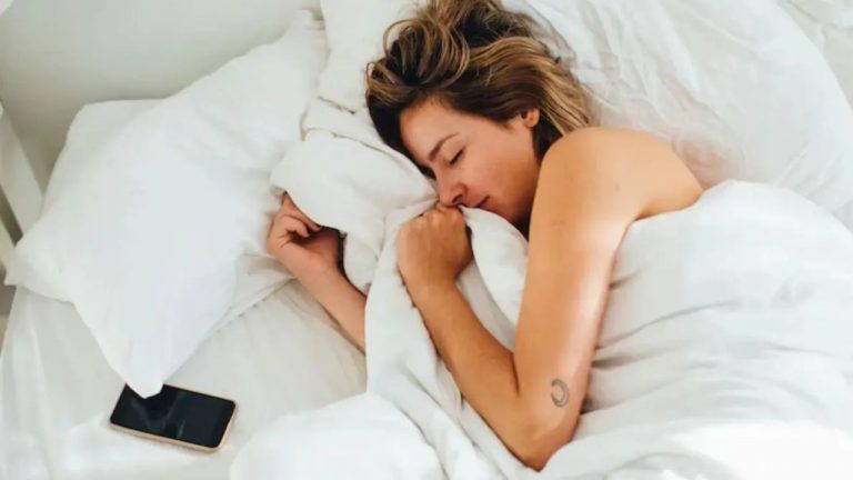 Mobile Phone Under Pillow: మొబైల్ ఫోన్‌ను దిండు కింద పెట్టుకుని నిద్రించడం వల్ల ఈ వ్యాధులు రావడం గ్యారెంటీ