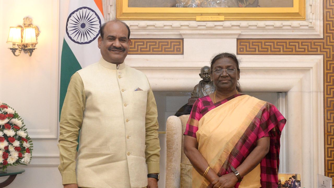 President Droupadi Murmu: పార్లమెంటులో రాష్ట్రపతి ద్రౌపది ముర్ముకు స్వాగతం పలికిన లోక్‌సభ స్పీకర్