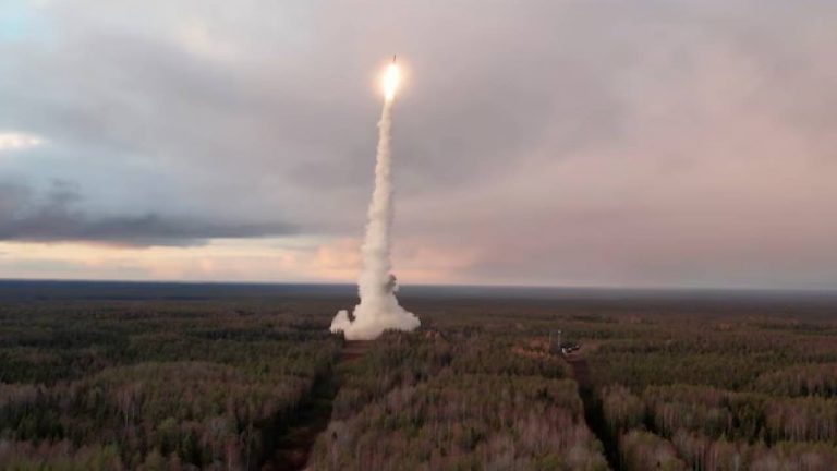 Russia: ఉక్రెయిన్ కోసం హైపర్ సోనిక్ మిస్సైల్స్ ఉత్పత్తిని పెంచండి.. పుతిన్ ఆదేశాలు..