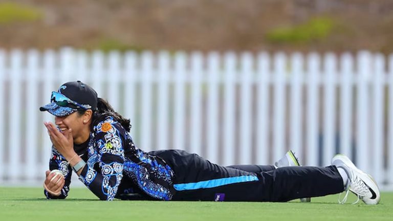 Smriti Mandhana: వాట్ ఏ క్యాచ్ స్మృతి.. వెనక్కు పరుగెత్తి ఎలా పట్టిందో చూడండి (వీడియో)