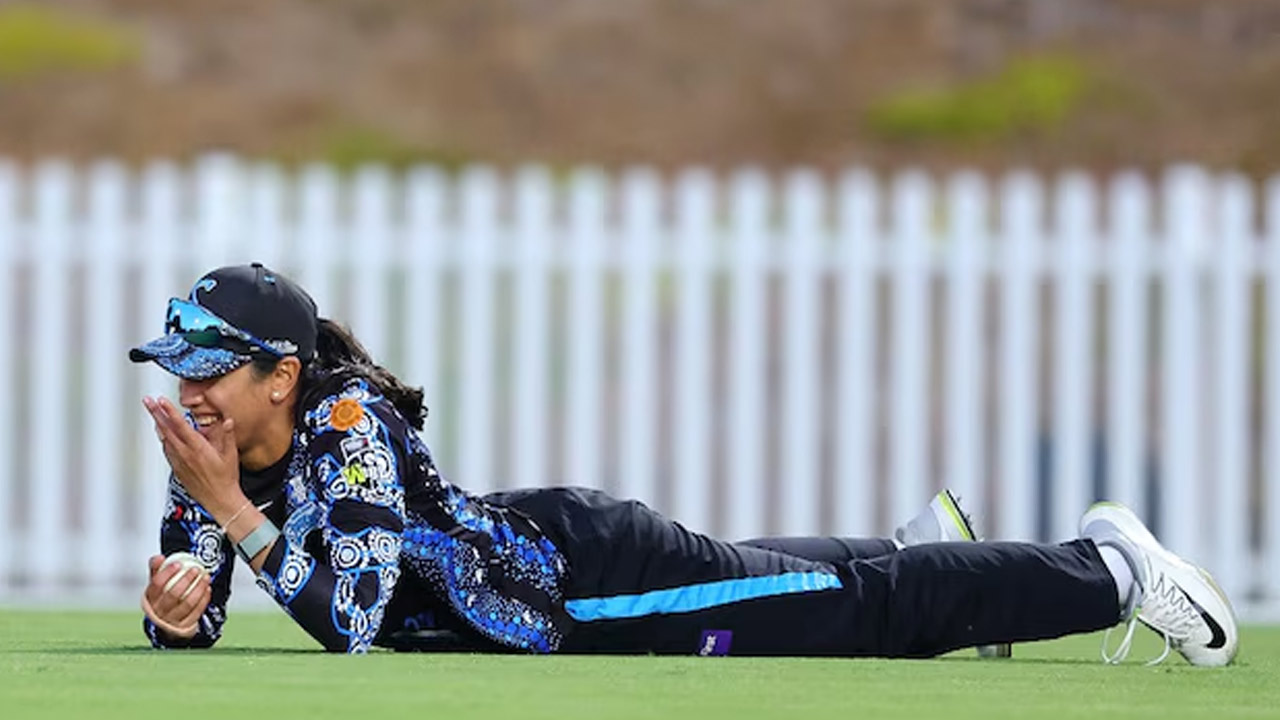 Smriti Mandhana: వాట్ ఏ క్యాచ్ స్మృతి.. వెనక్కు పరుగెత్తి ఎలా పట్టిందో చూడండి (వీడియో)