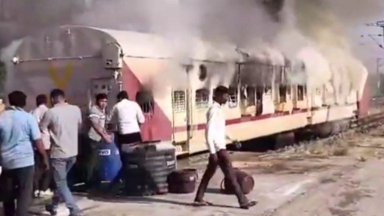 Fire Accident In Train: గ్యాస్ లీకేజీ కావడంతో.. ఆగి ఉన్న రైల్వే కోచ్‌లో భారీ అగ్నిప్రమాదం