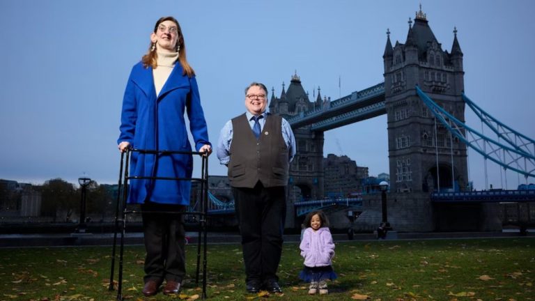 Viral Photo: ఒకే ఫ్రేమ్‭లో ప్రపంచంలోనే అత్యంత పొడవైన మహిళ, అత్యంత పొట్టి మహిళ.. ఎక్కడ కలిశారంటే?