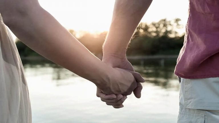 UP: 18 ఏళ్ల బాలుడితో  ప్రేమలో పడ్డ 51ఏళ్ల మహిళ.. చివరికీ..