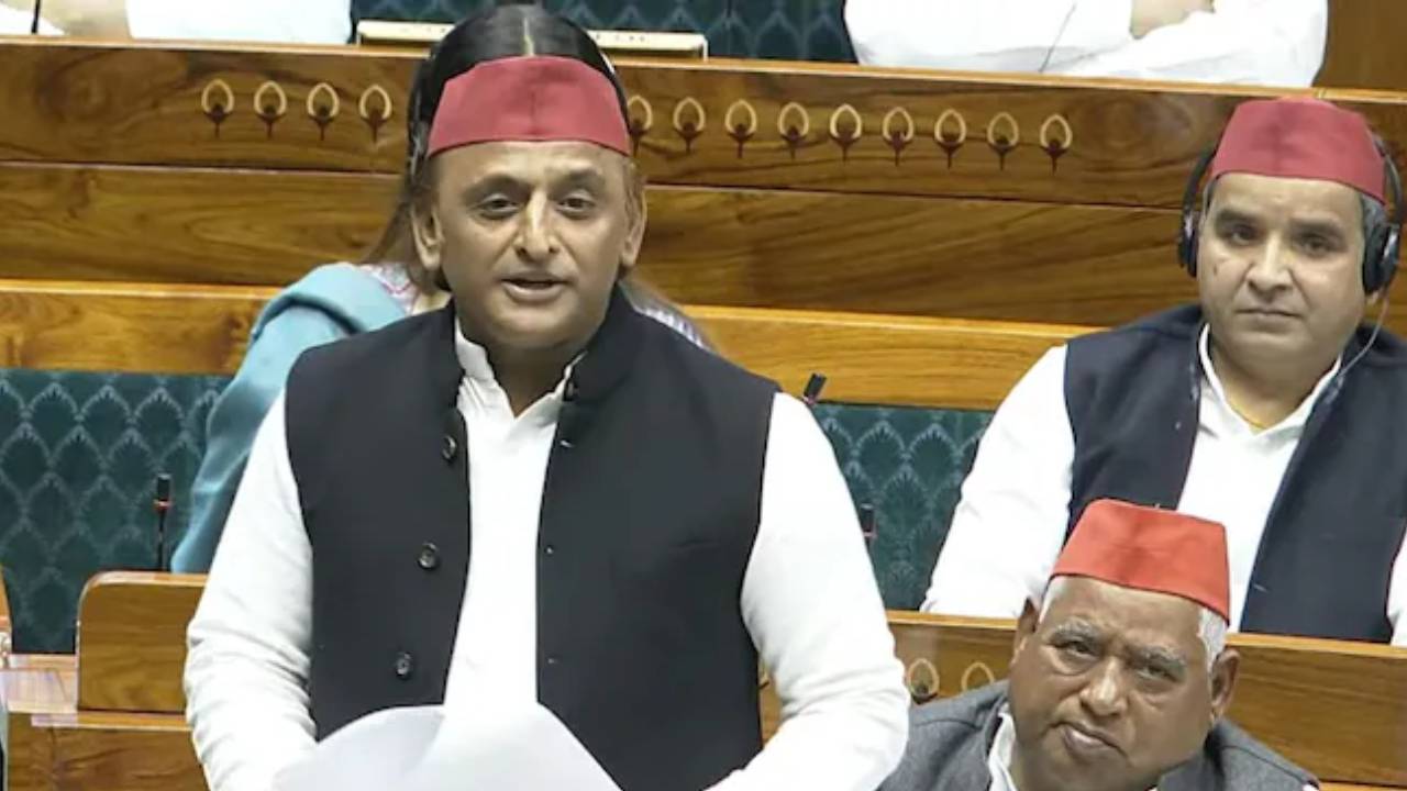 Akhilesh Yadav: మసీదుల కింద దేవాలయాలను వెతికే వారు శాంతి కోరుకోరు..