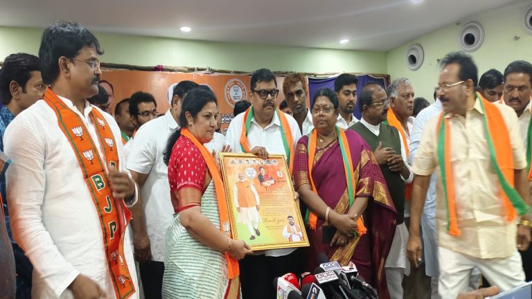 BJP: బీజేపీలో చేరిన విశాఖ డెయిరీ పాలకవర్గం