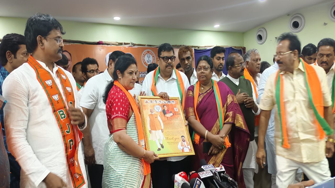 BJP: బీజేపీలో చేరిన విశాఖ డెయిరీ పాలకవర్గం