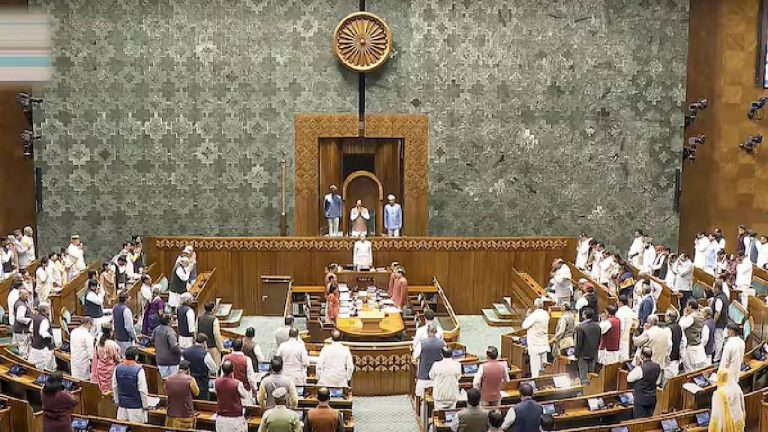 Parliament: పార్లమెంట్‌లో ఏం జరగబోతోంది..?  ఎంపీలకు ‘‘ త్రీ లైన్ విప్’’ జారీ చేసిన బీజేపీ, కాంగ్రెస్..