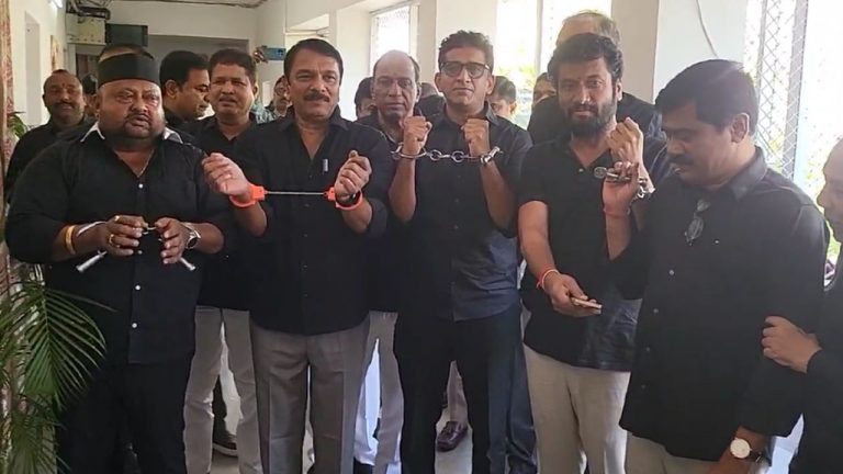 BRS Protest: చేతికి బేడీలు, నల్ల చొక్కాలతో బీఆర్ఎస్ వినూత్న నిరసన..