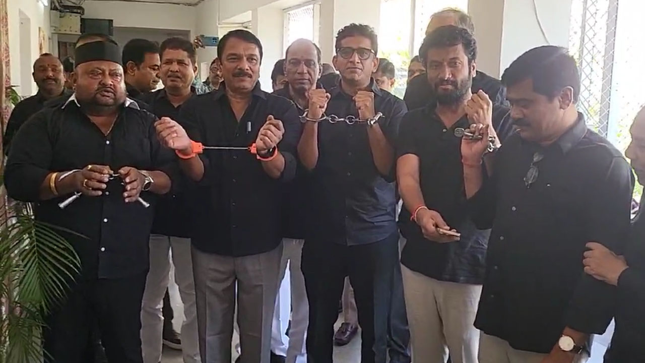 BRS Protest: చేతికి బేడీలు, నల్ల చొక్కాలతో బీఆర్ఎస్ వినూత్న నిరసన..