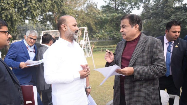 Bandi Sanjay: రూ.224 కోట్ల సీఆర్ఐఎఫ్ నిధులు మంజూరు చేయండి.. గడ్కరీకి బండి సంజయ్ వినతి