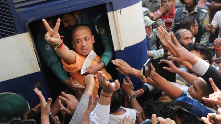 Bangladesh: బంగ్లా హిందూ సన్యాసి తరుపున వాదించేందుకు ముందుకురాని లాయర్లు..