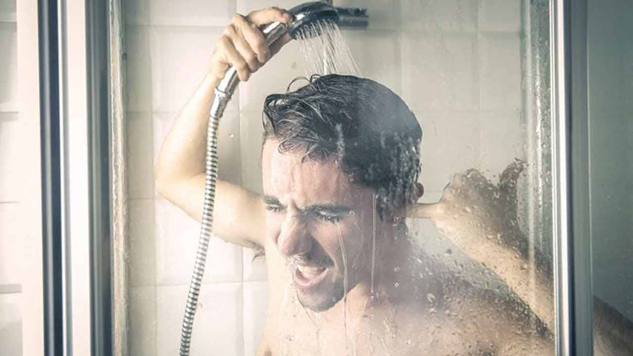 Health: చలికాలంలో వేడి నీళ్ల స్నానం మంచిదా..? చలి నీళ్ల స్నానం మంచిదా..?