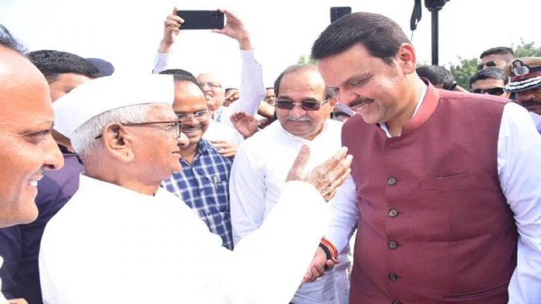 Maharashtra: అన్నా హజారేతో సీఎం దేవేంద్ర ఫడ్నవీస్ భేటీ..